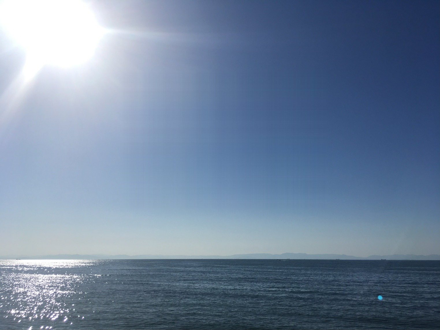サロンのそばに広がる知多の海と青空